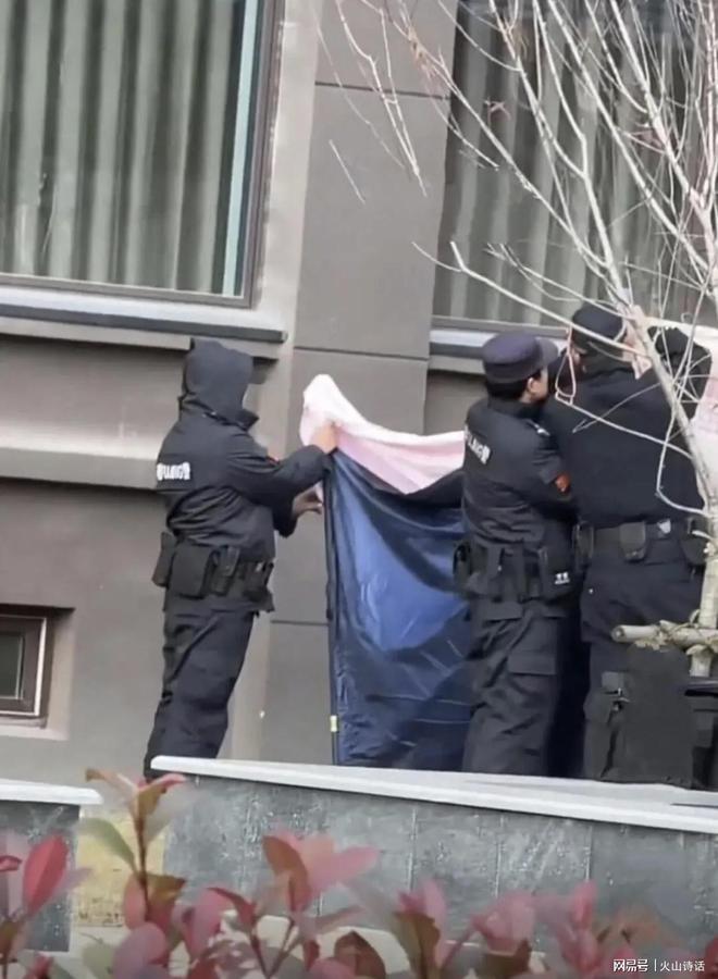 业主在自家6楼阳台晒被褥时一不小心坠亡…凯发k8国际娱乐首选太惨了！网传南通一(图1)