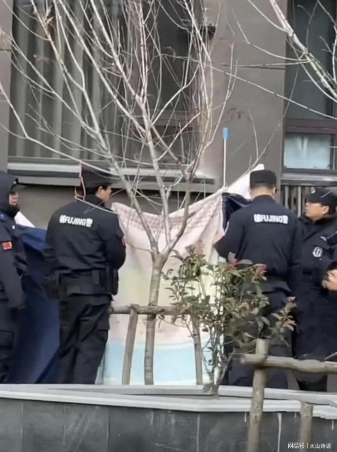 业主在自家6楼阳台晒被褥时一不小心坠亡…凯发k8国际娱乐首选太惨了！网传南通一(图3)